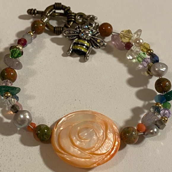 Colorful Hand made Beaded Bracelets Set with quartz and shell and bee charm - Picture 8 of 12